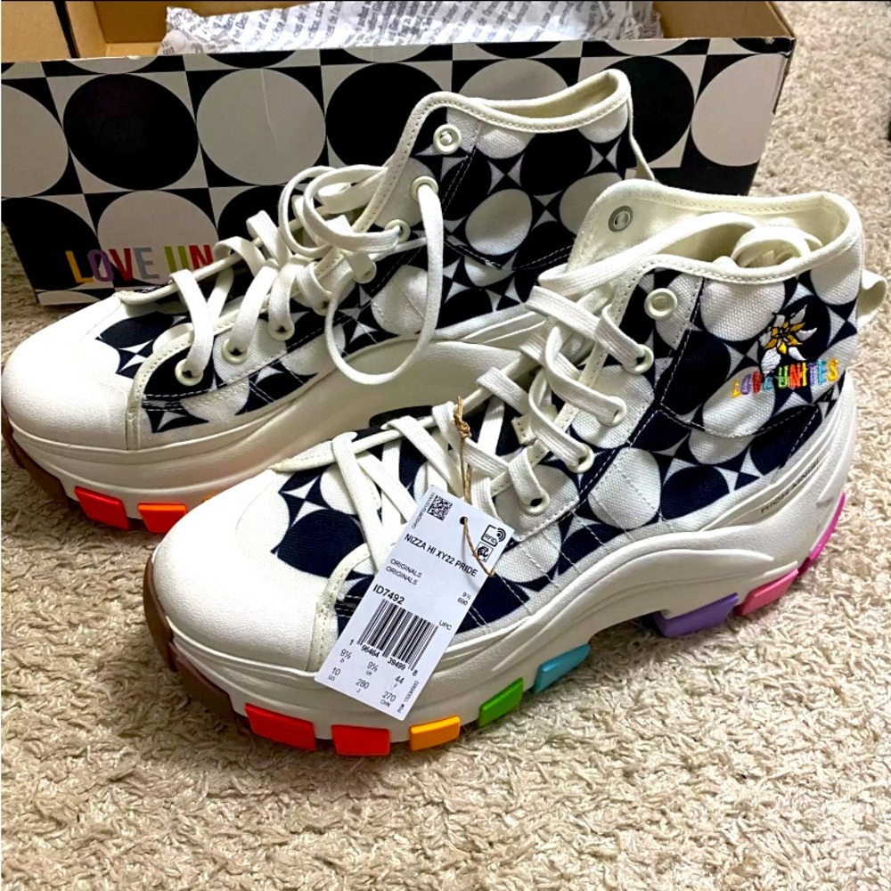 The US shoe size is 10 (Men’s), but these shoes are unisex so a Women’s size 12.